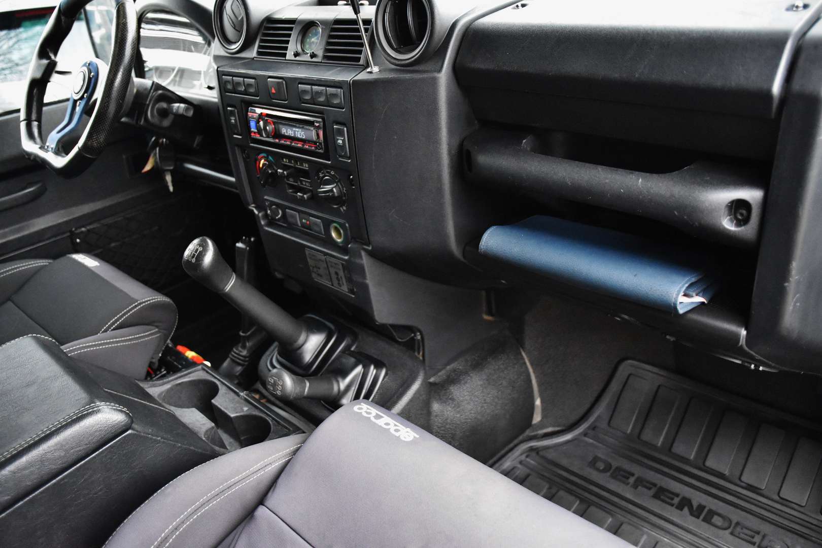 Land Rover Defender 110 - 12