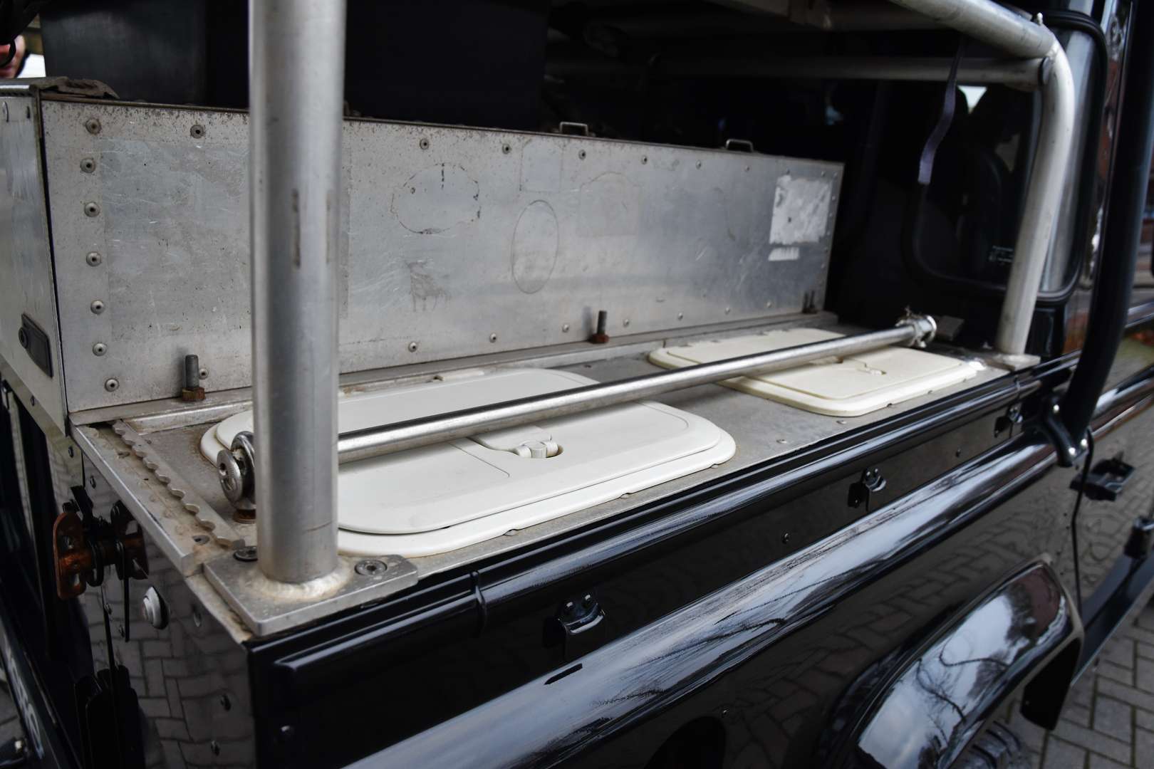 Land Rover Defender 110 - 25