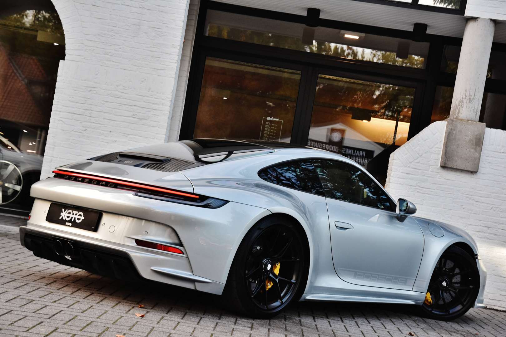 Porsche 911 GT3 Touring - 8