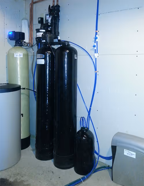 Whole-house water installation with multiple filtration tanks