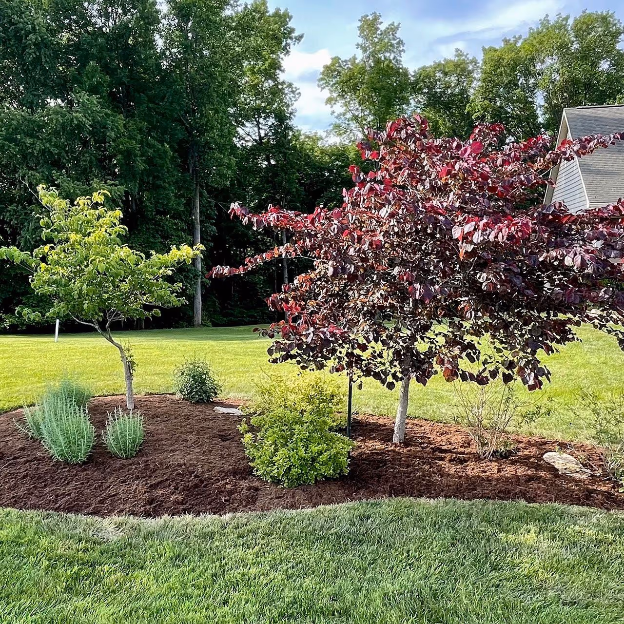 professional bed edging and mulching service Bloomington IN