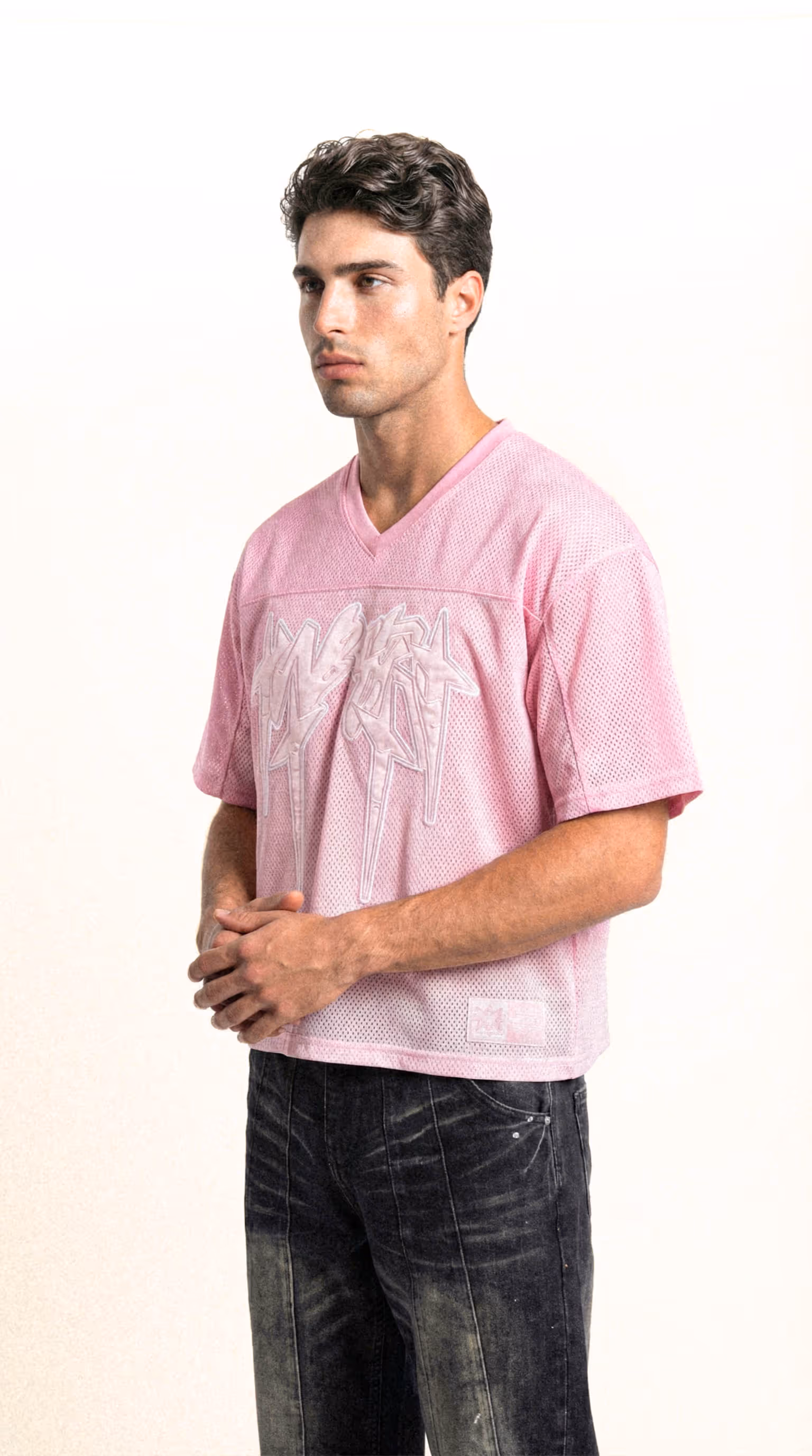 campagne visuelle mode tshirt rose pose by moment