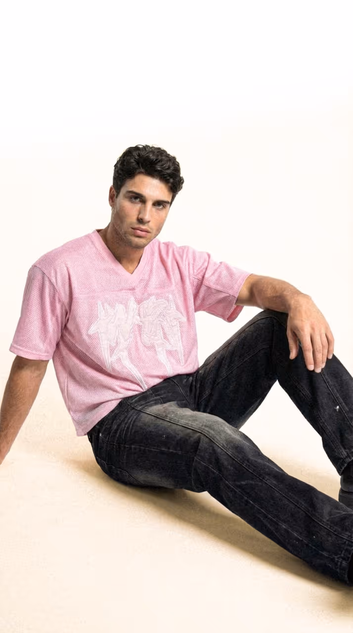 campagne visuelle mode tshirt rose assis by moment