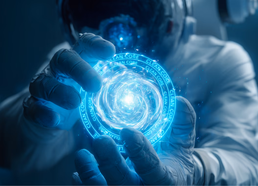 Astronaut segurando um núcleo brilhante azul com texto 'Clean Core' em um campo espacial.