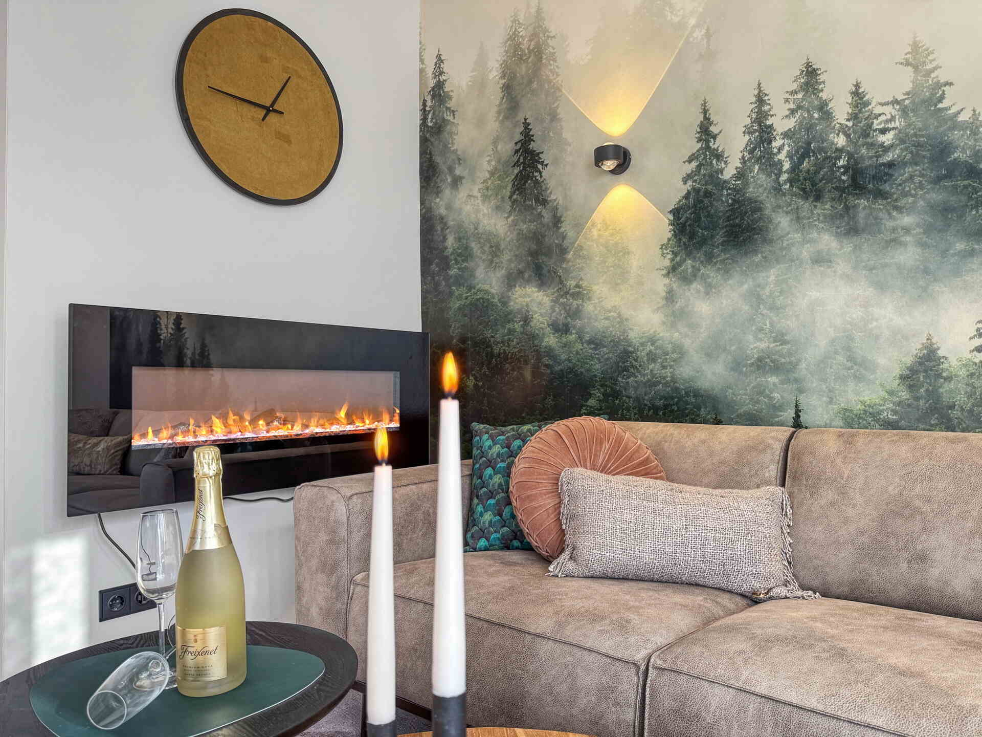 Kamin mit Kerzen und Wandtattoo