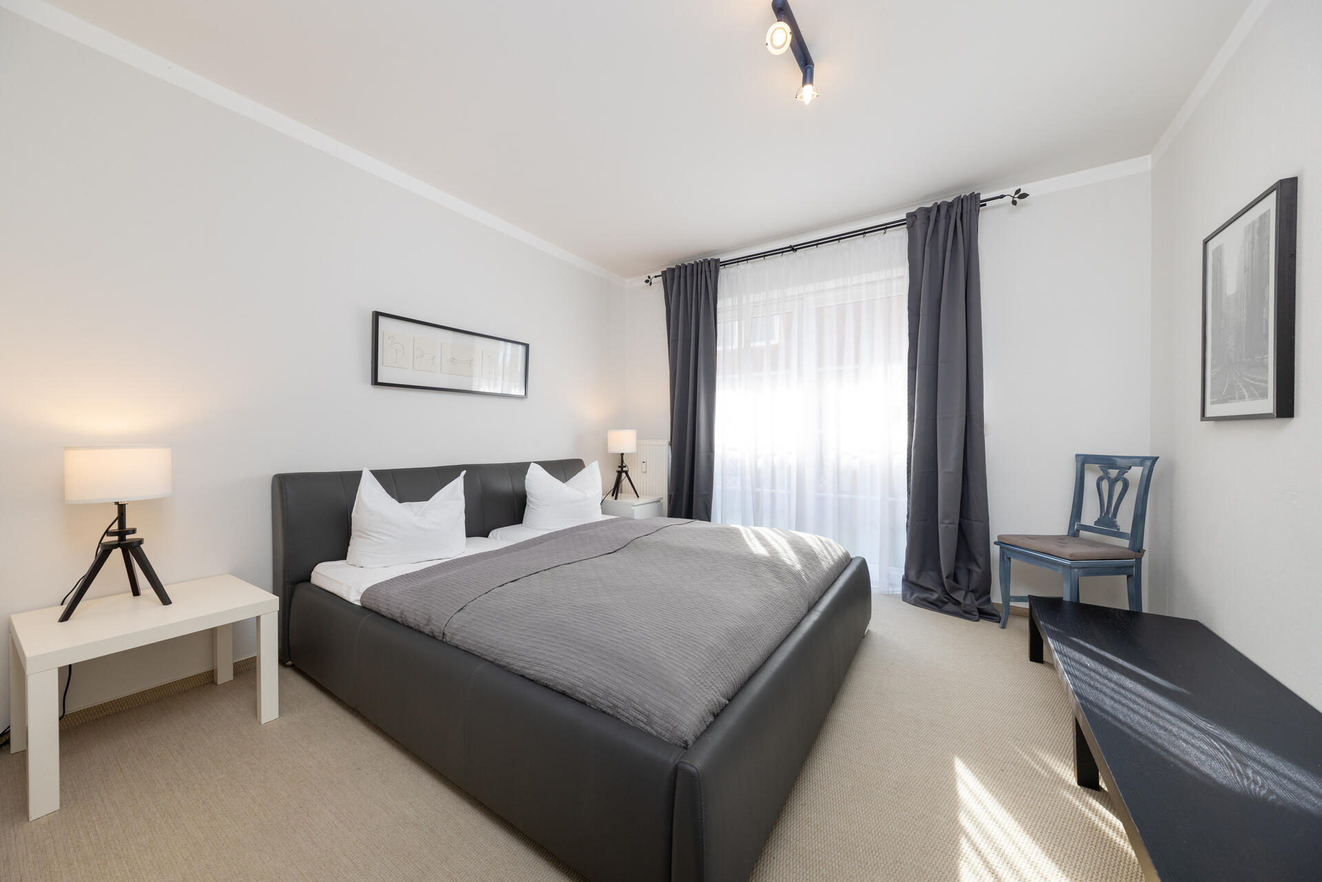 Terrasse mit Esstisch bei Sonnenschein