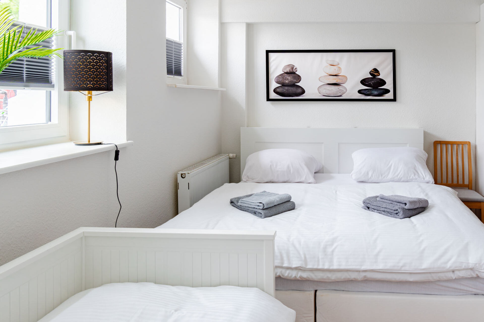 Doppelbett im Zimmer mit Bild im Hintergrund