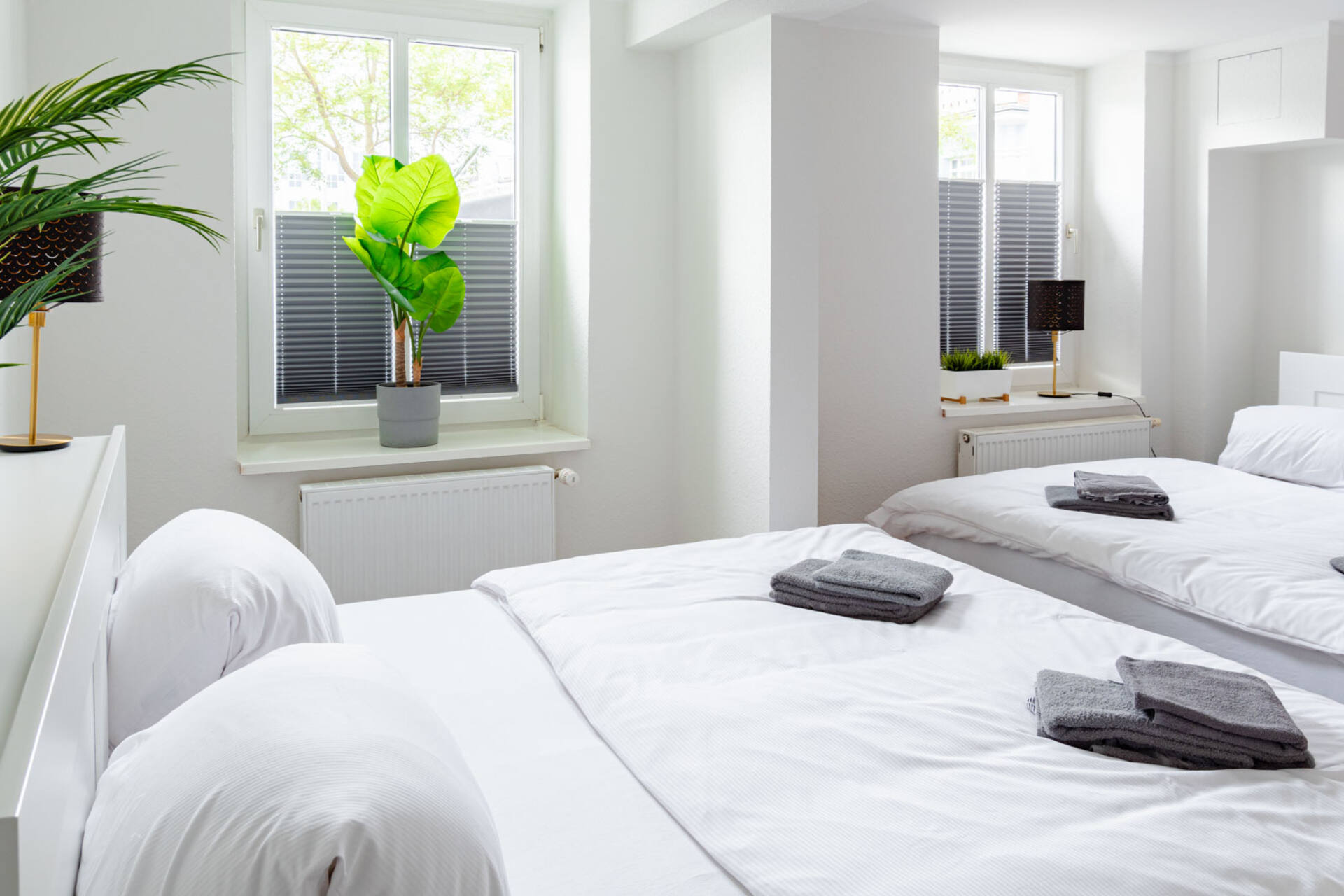 Doppelbett mit Blume im Hintergrund