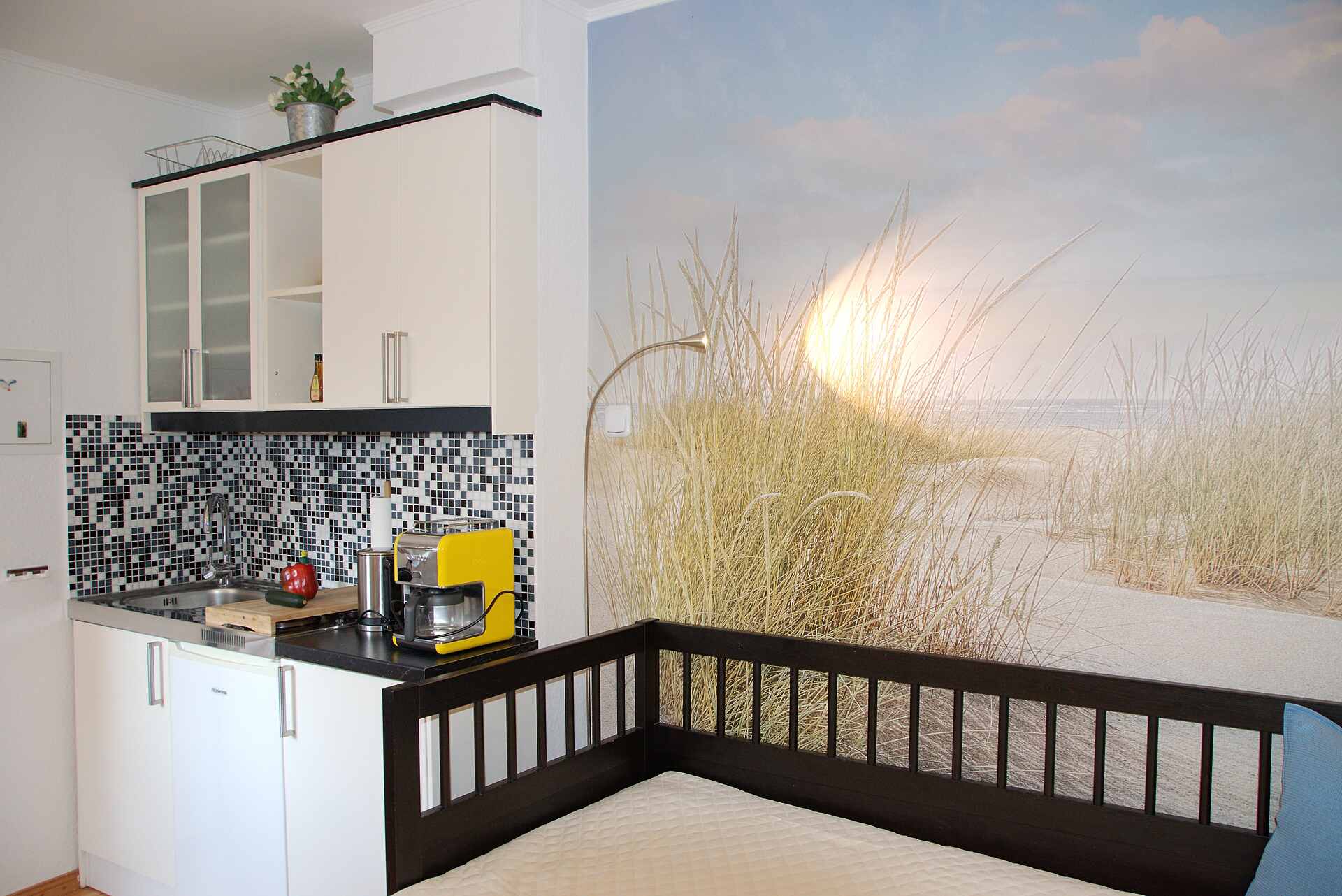 Bett mit Fototapete im Hintergrund