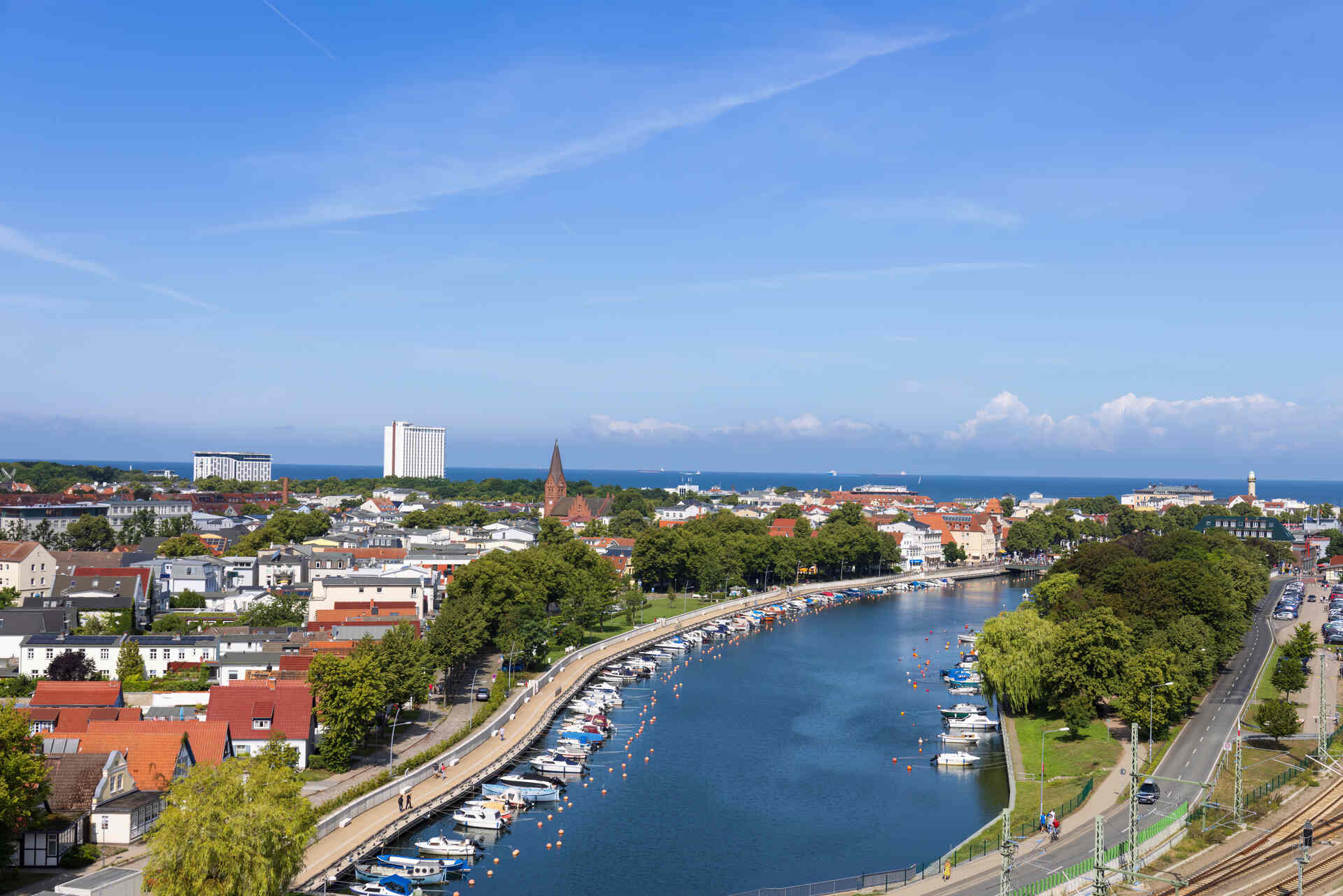 Warnemünde von oben mit Blick auf die Warnow
