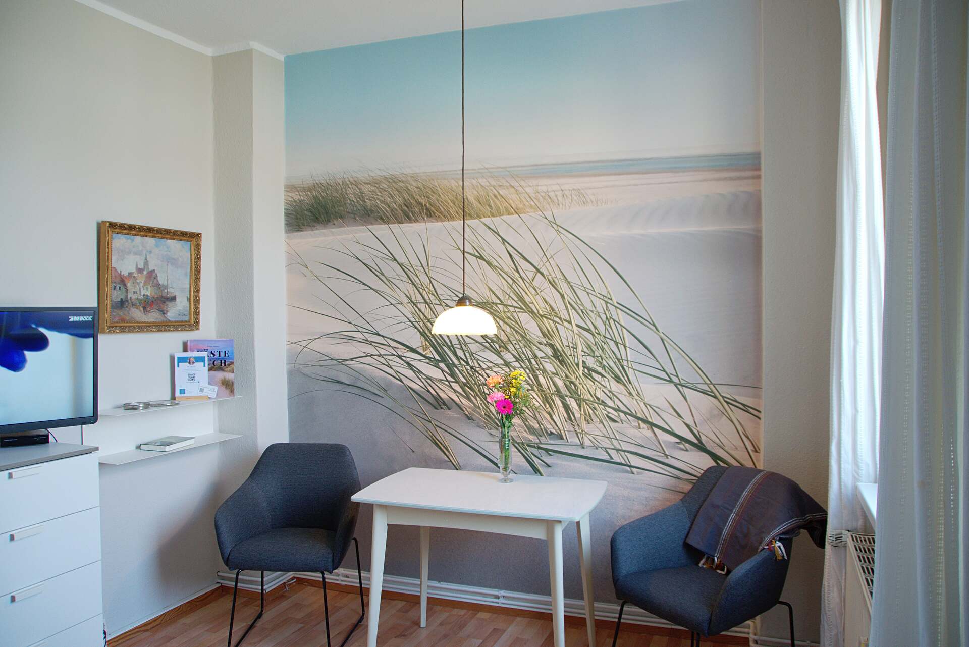 Esstisch mit Strand-Fototapete im Hintergrund