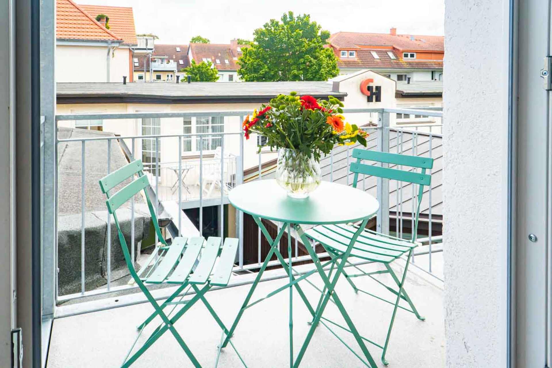 Tisch mit Stühlen auf dem Balkon in Warnemünde