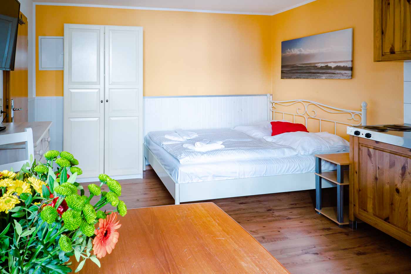 Doppelbett mit Kleiderschrank in der Ferienwohnung