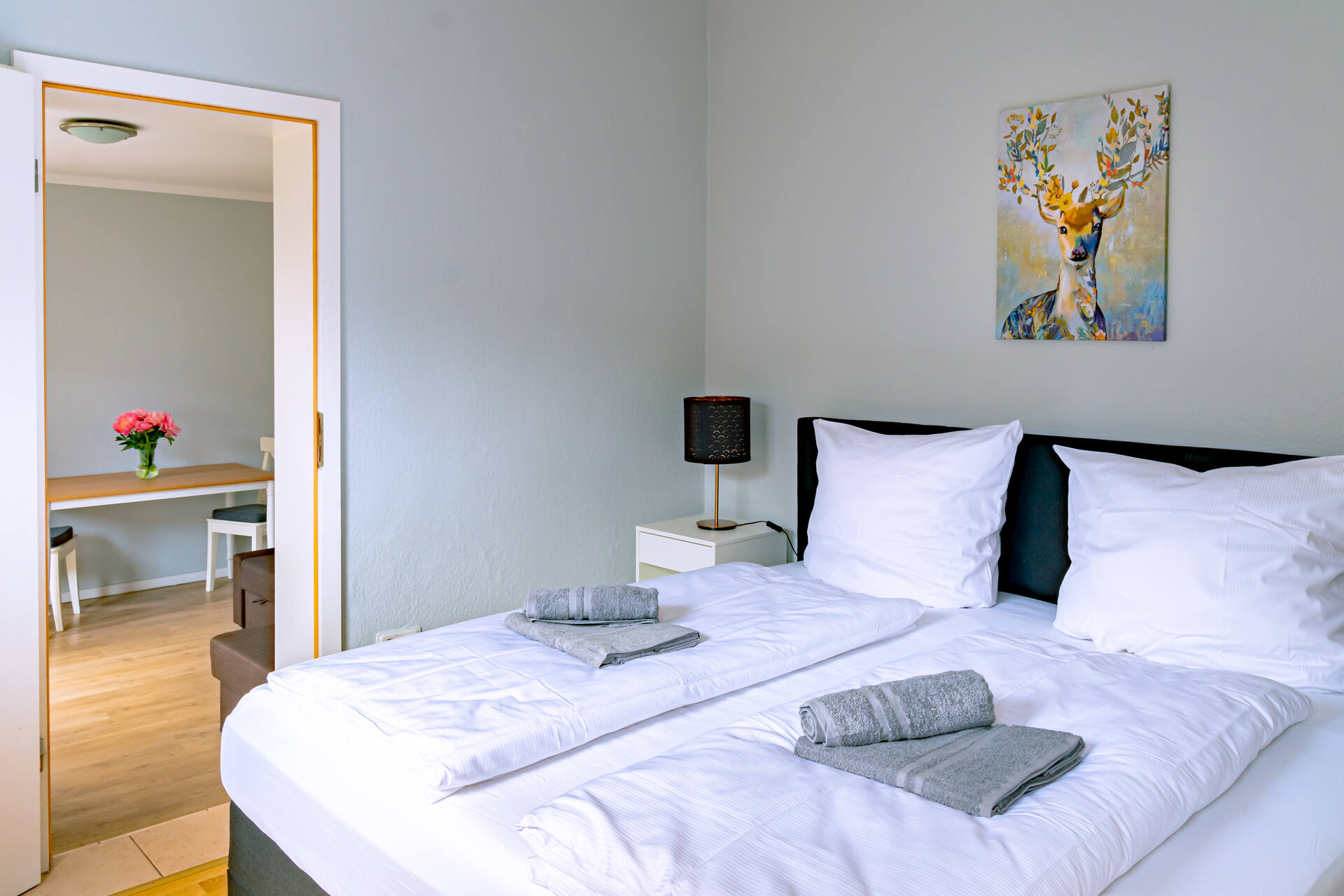 Doppelbett mit Kueche im Hintergrund