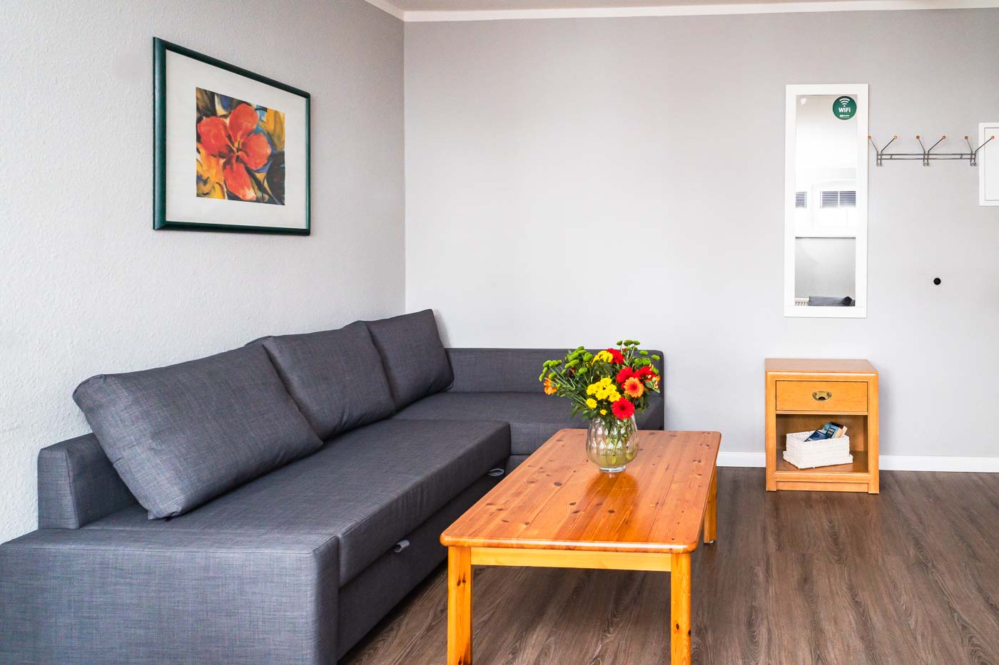 Couch mit Couchtisch und Bild an der Wand