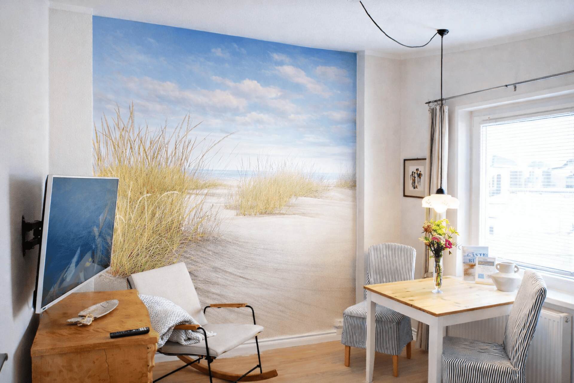 Tisch mit Tototapete im Hintergrund