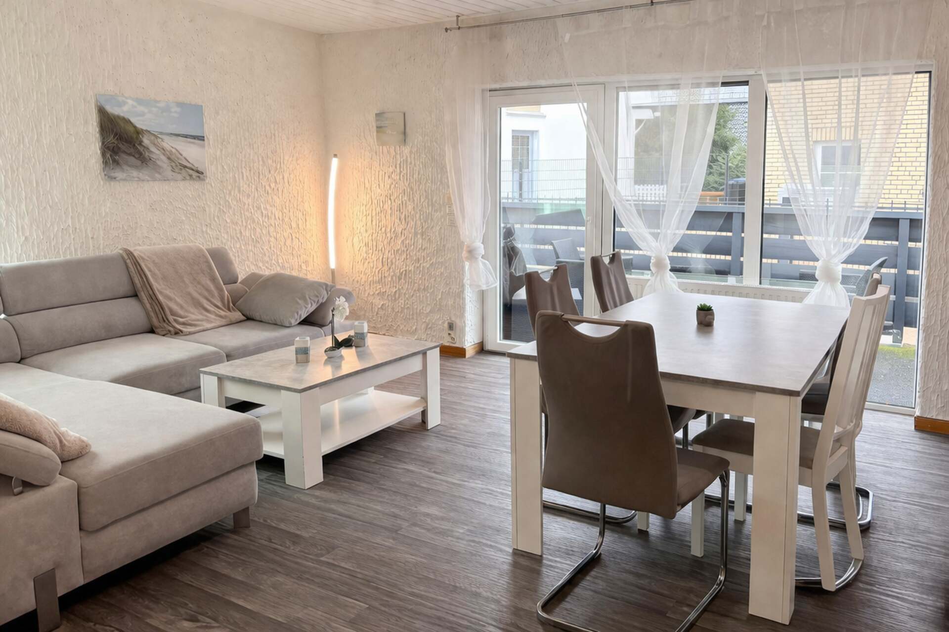 Wohnzimmer mit großer Couch und Esstisch