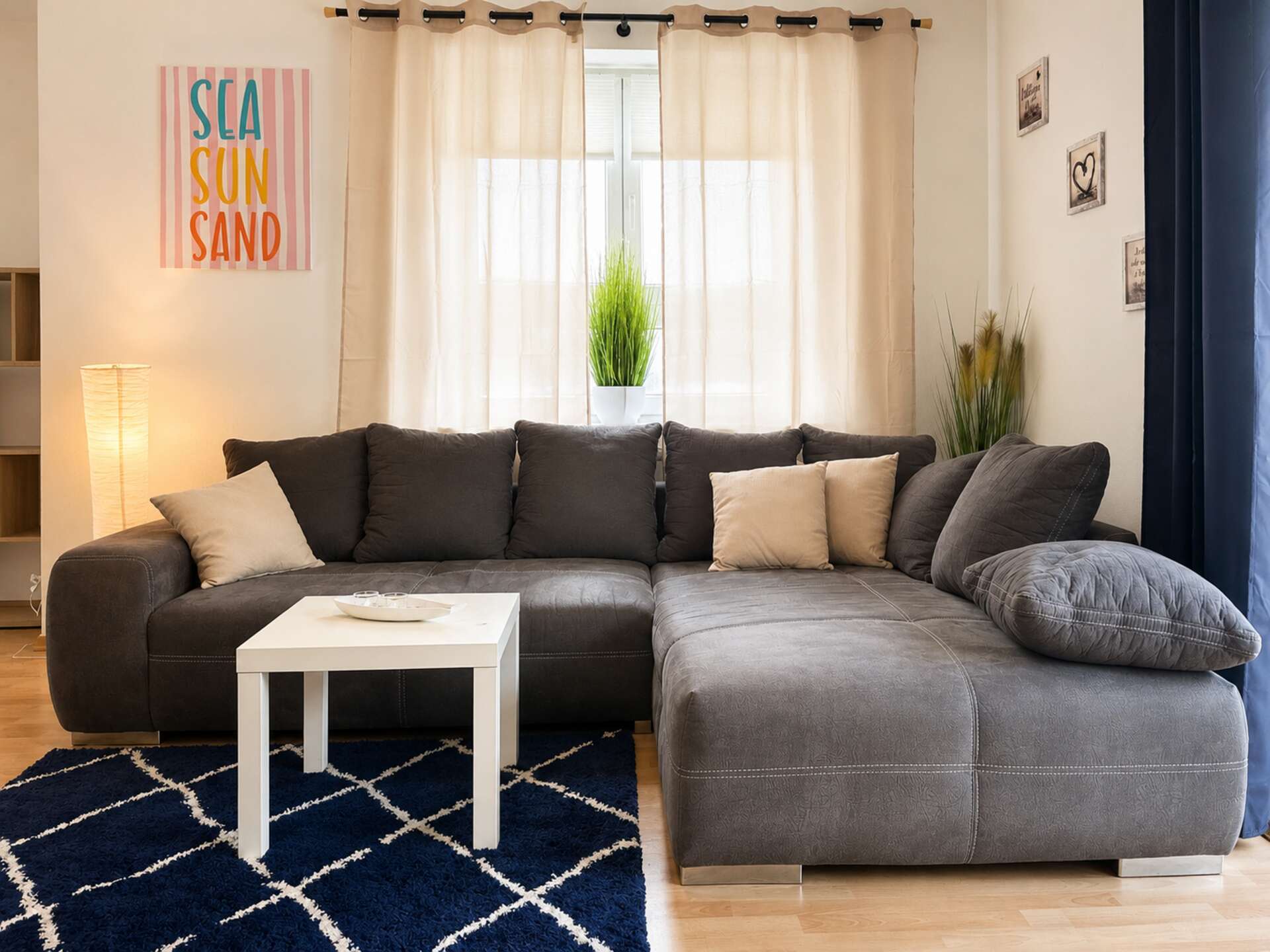 Couch mit Couchtisch und Pflanze im Hintergrund