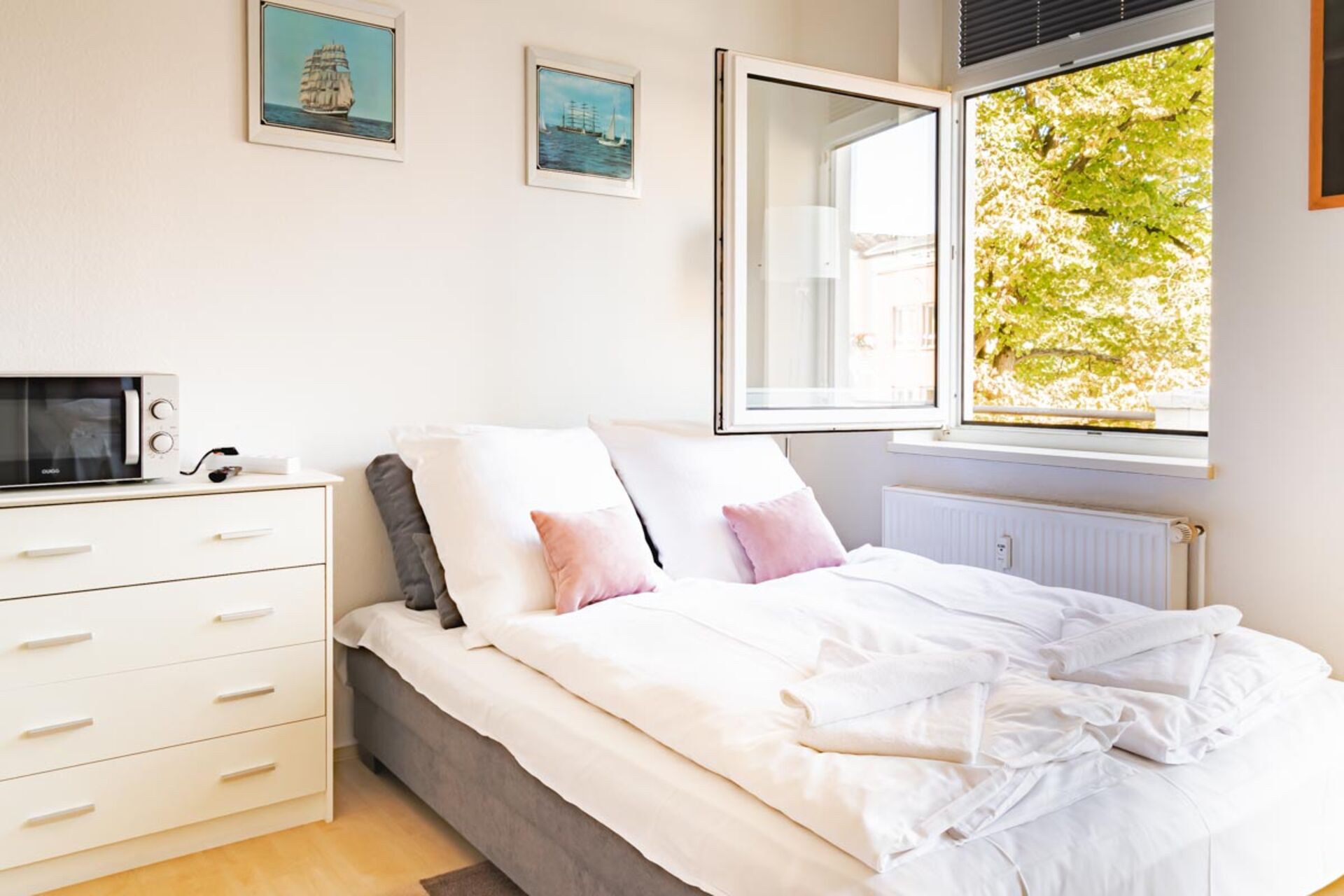 Doppelbett vor offenem Fenster