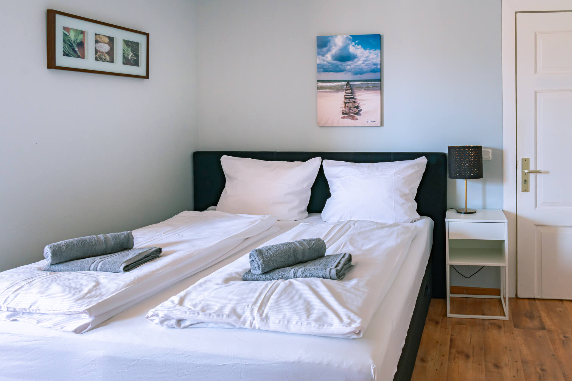 Blumenstrauß vor dem Doppelbett und der Küche