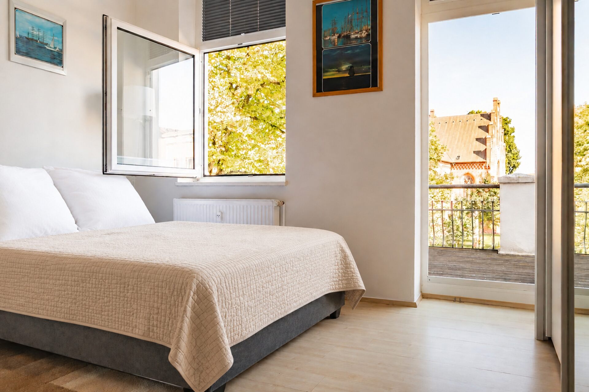 Doppelbett vor offenem Fenster