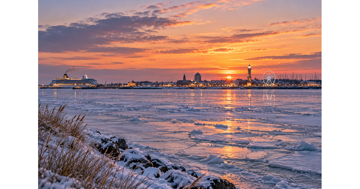 Blick über die winterliche Warnow von Hohe Düne in Richtung Warnemünde am Abend