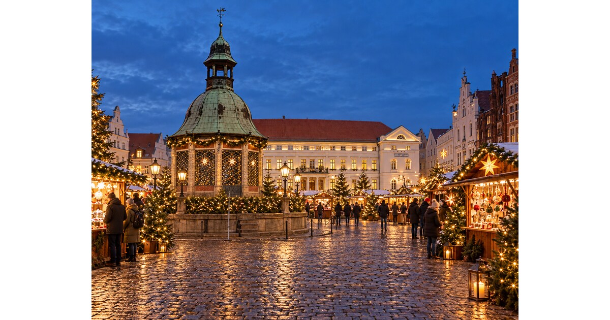 Beleuchteter historischer Marktplatz in Wismar mit Weihnachtsmarktständen am Abend