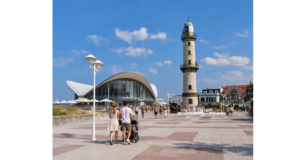 Breiter, stufenfreier Weg entlang der Promenade in Warnemünde, geeignet für Kinderwagen