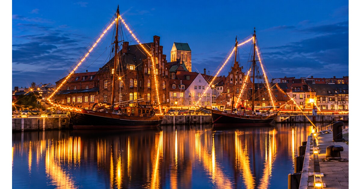 Hafen von Wismar an einem wolkenfreien Tag