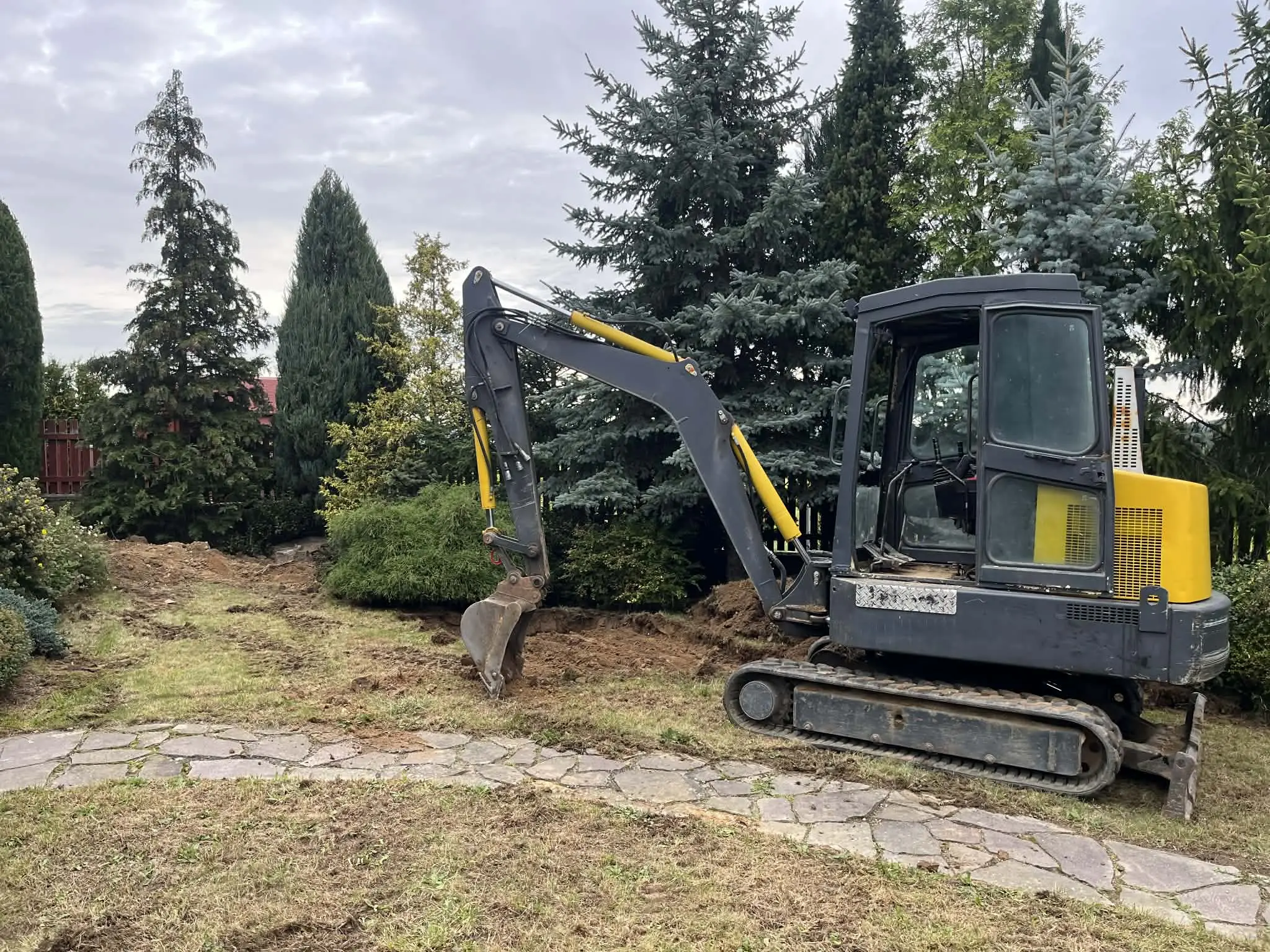 Autojeřáb a nákladní doprava pro zemní práce.