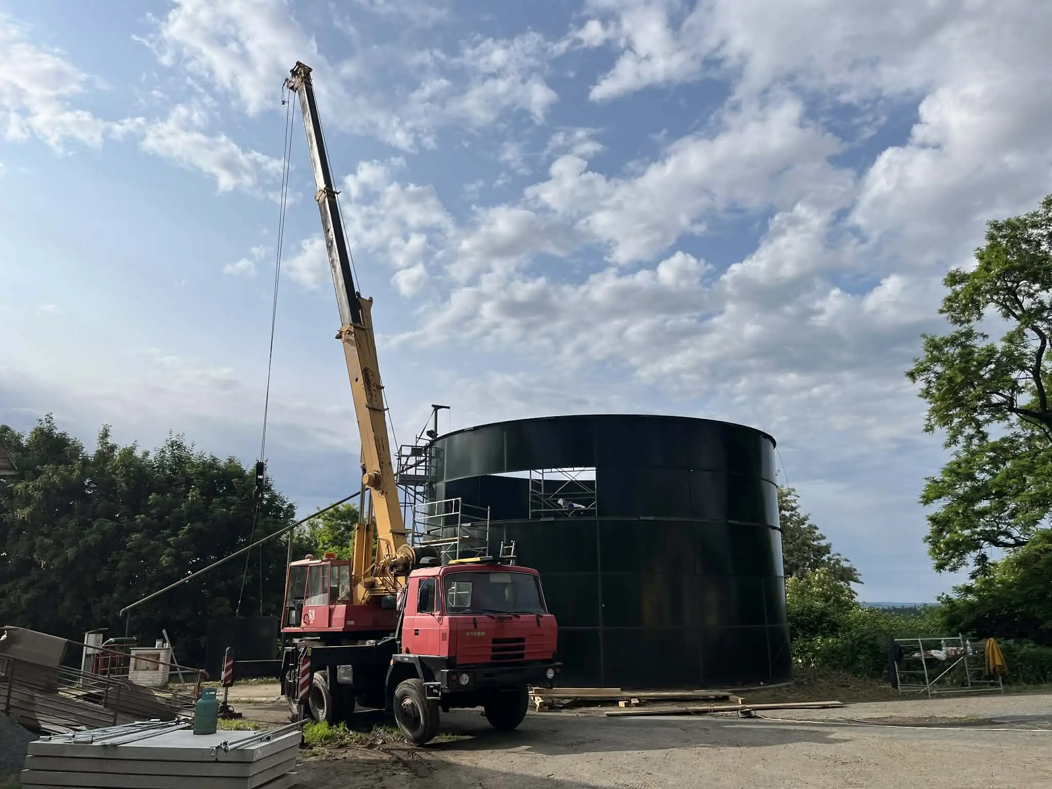 Autojeřáb a nákladní doprava pro zemní práce.