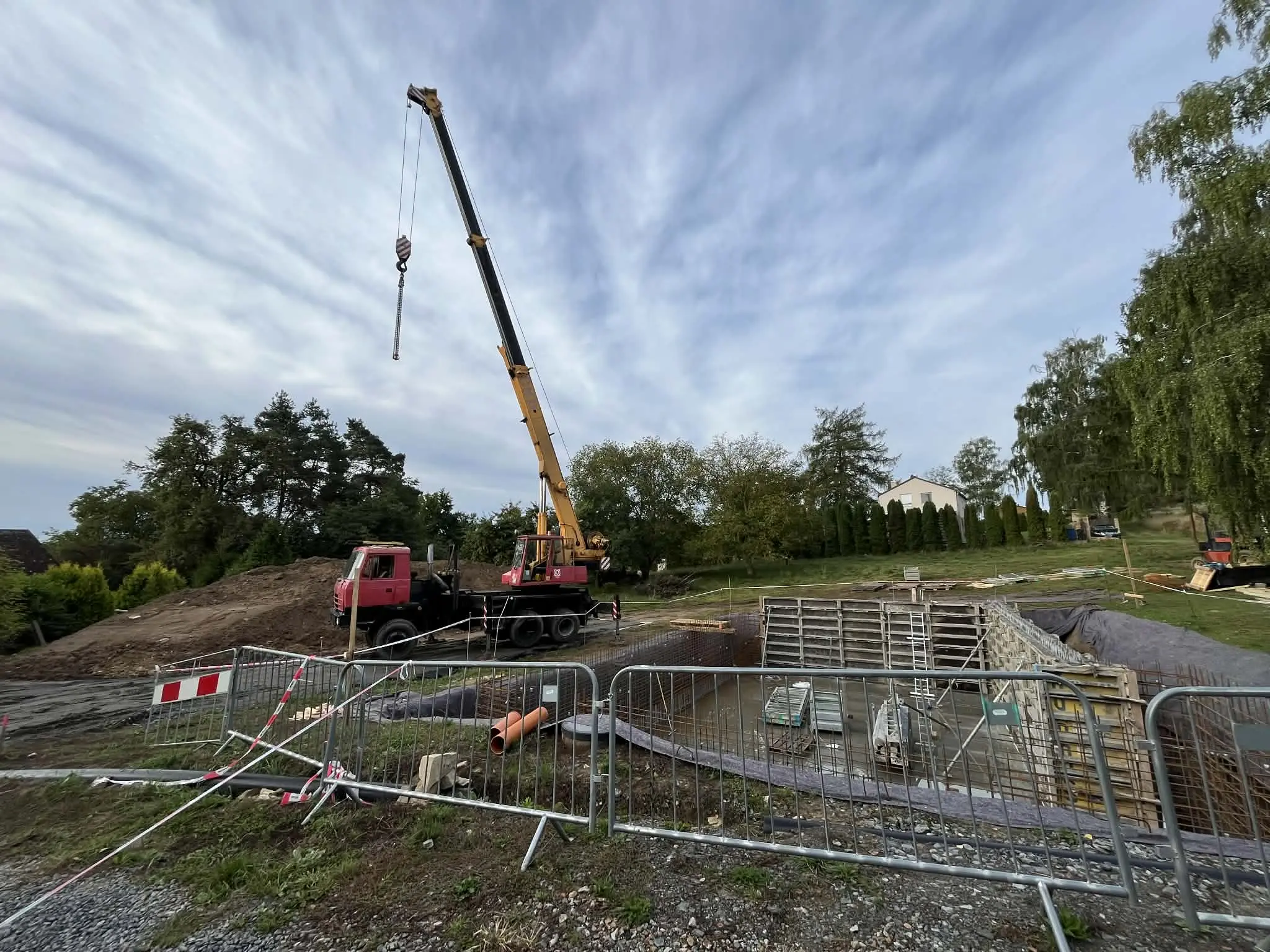 Autojeřáb a nákladní doprava pro zemní práce.