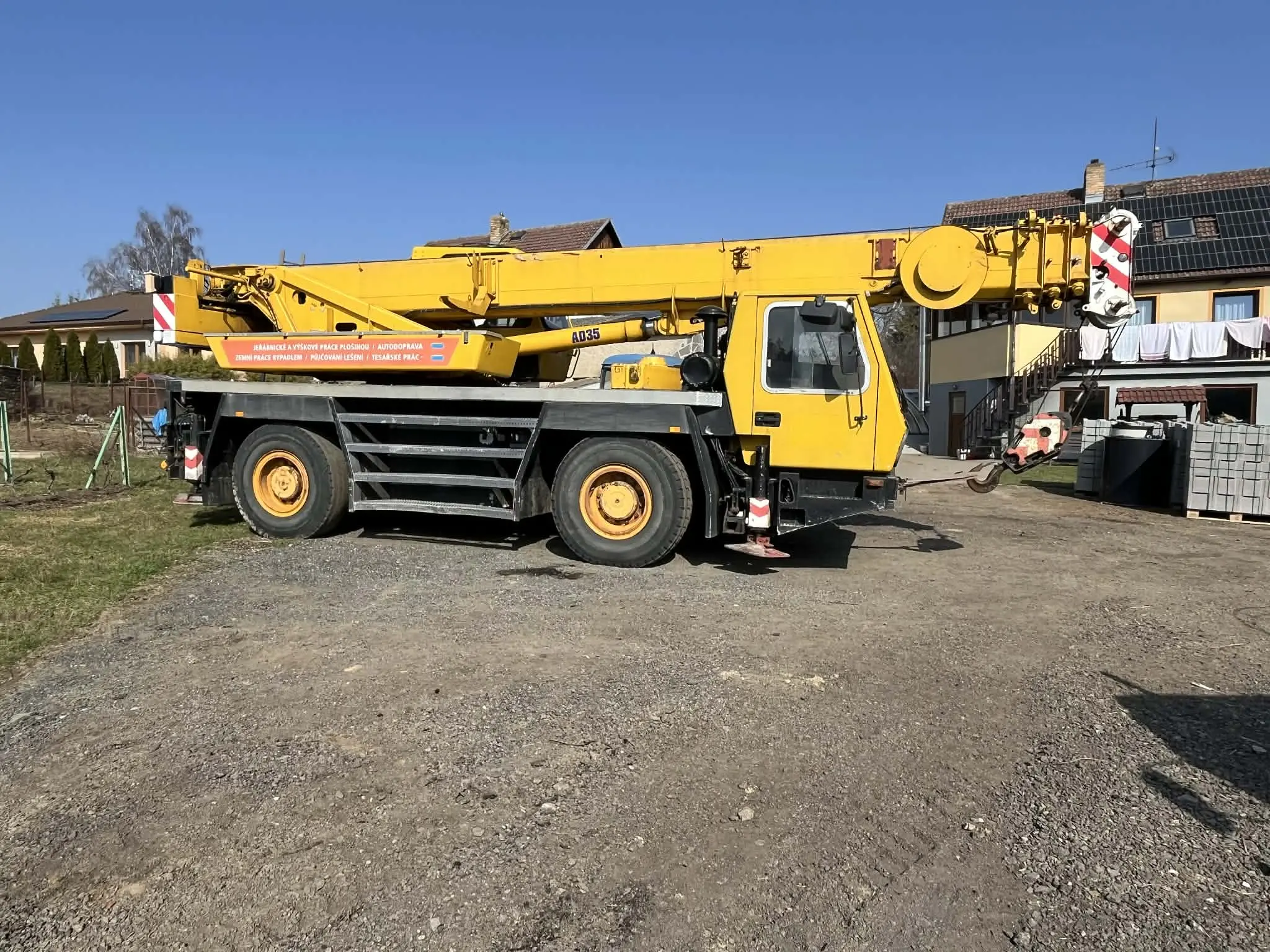 Autojeřáb a nákladní doprava pro zemní práce.
