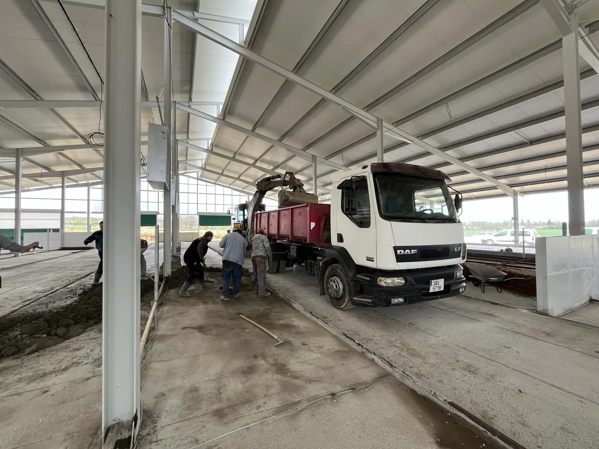 Autojeřáb a nákladní doprava pro zemní práce.