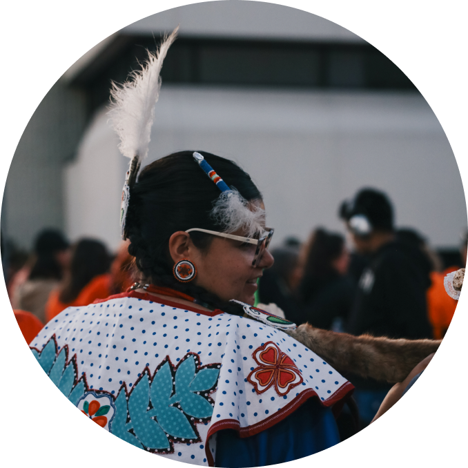 Personne en régalia lors d'un pow-wow