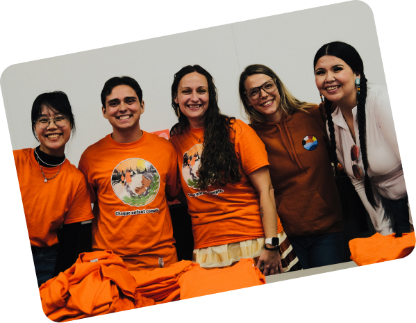 Équipe de bénévoles du CAATR en chandails orange