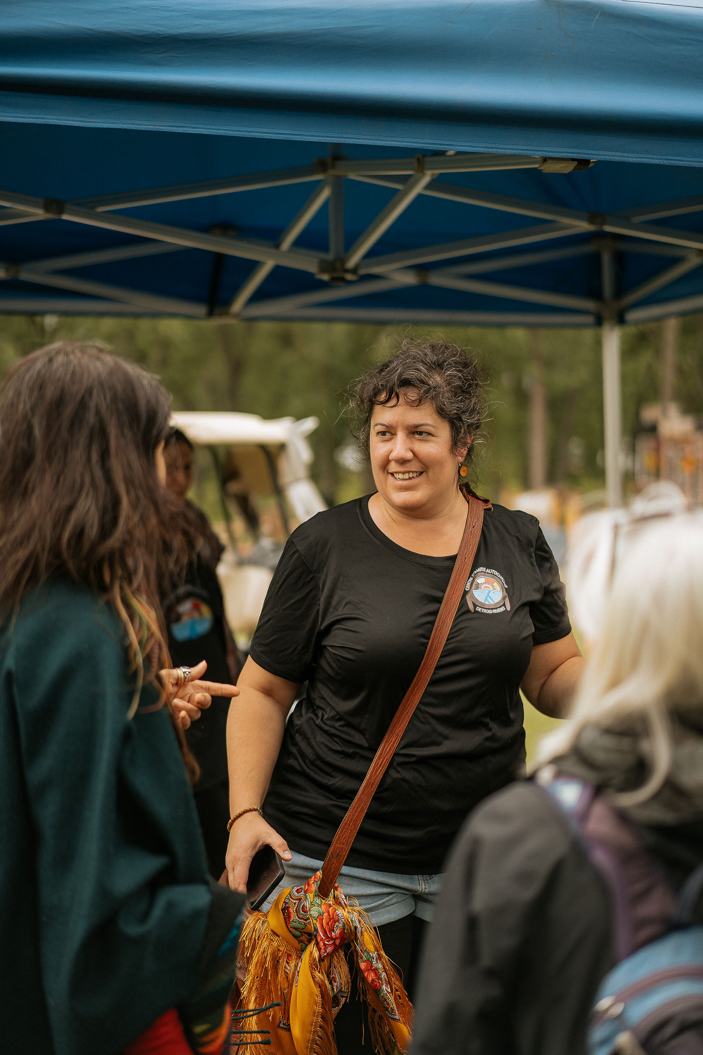 Membres de la communauté réunis en plein air