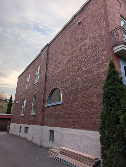 Residential brick facade inspection for moisture exposure and deterioration in Montreal