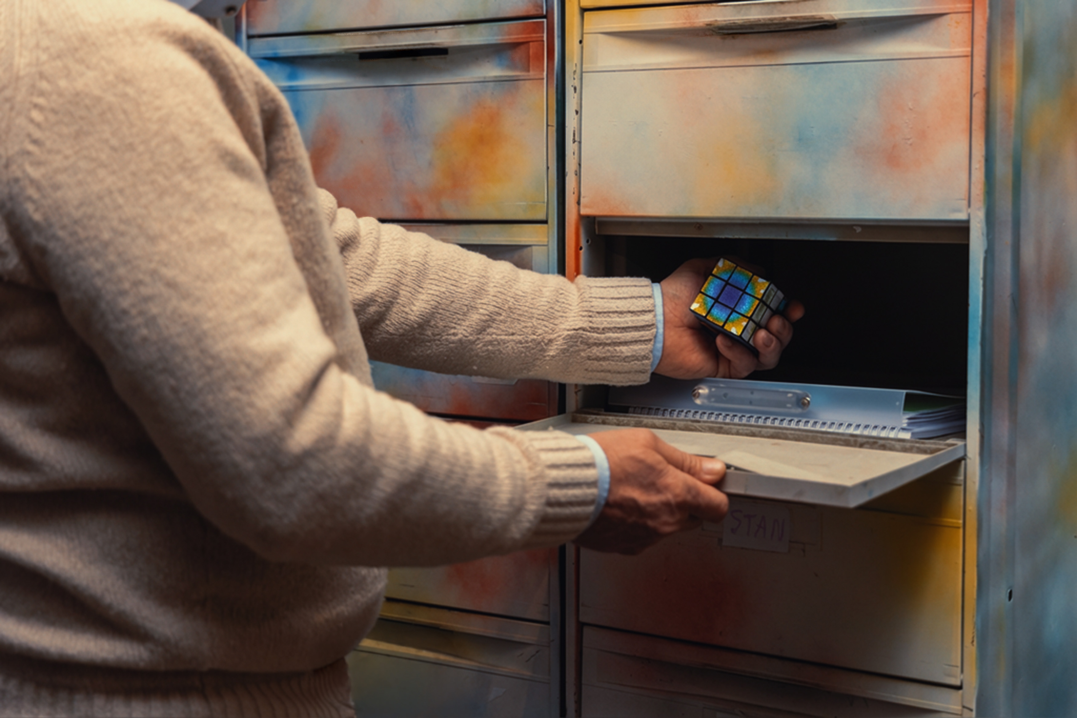 Iemand haalt materiaal uit de kast tijdens een activiteit