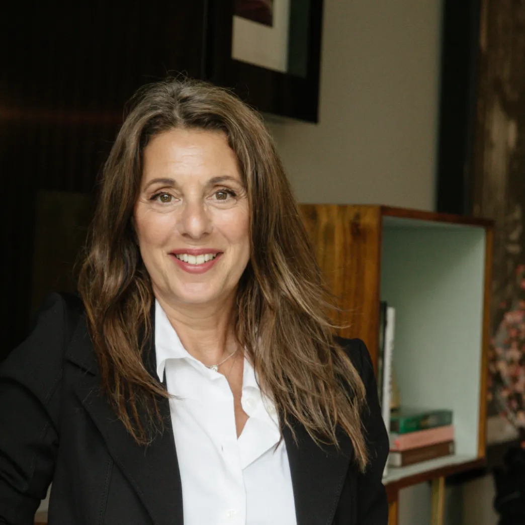 Portrait of a professionally dressed woman.