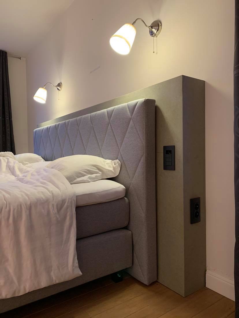 Ingebouwd stopcontacten - hoofdbord bed 