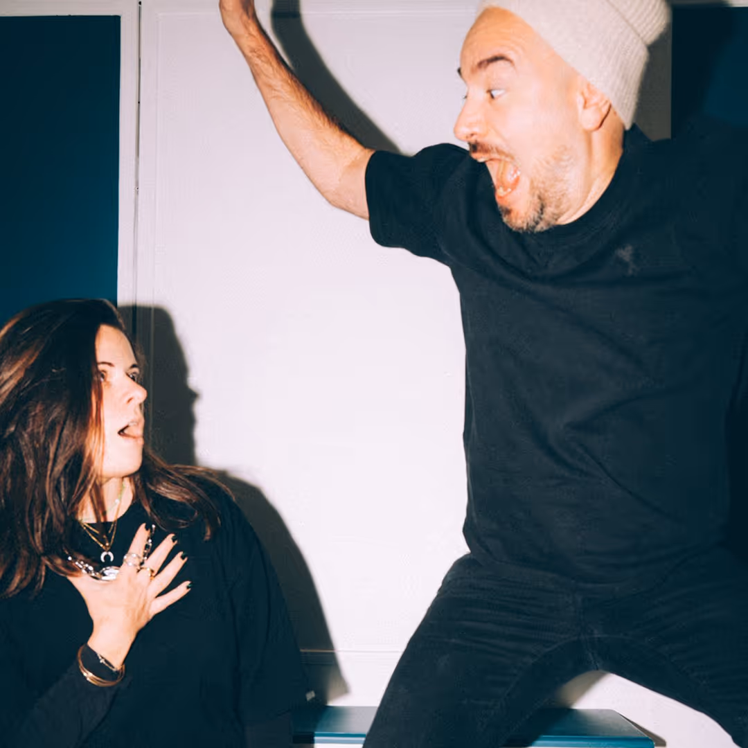 Portrait de Victoria Langeard et Kyan Khojandi, fondateurs de OBE