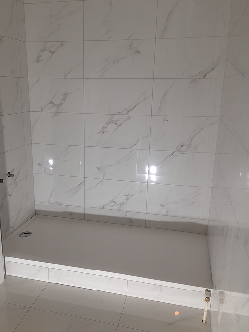 Referenzfoto eines gefliesten Innenraums