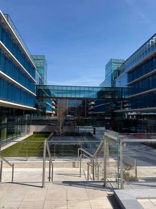 Сучасний офісний кампус у Дубліні з прозорими фасадами та переходами між будівлями.