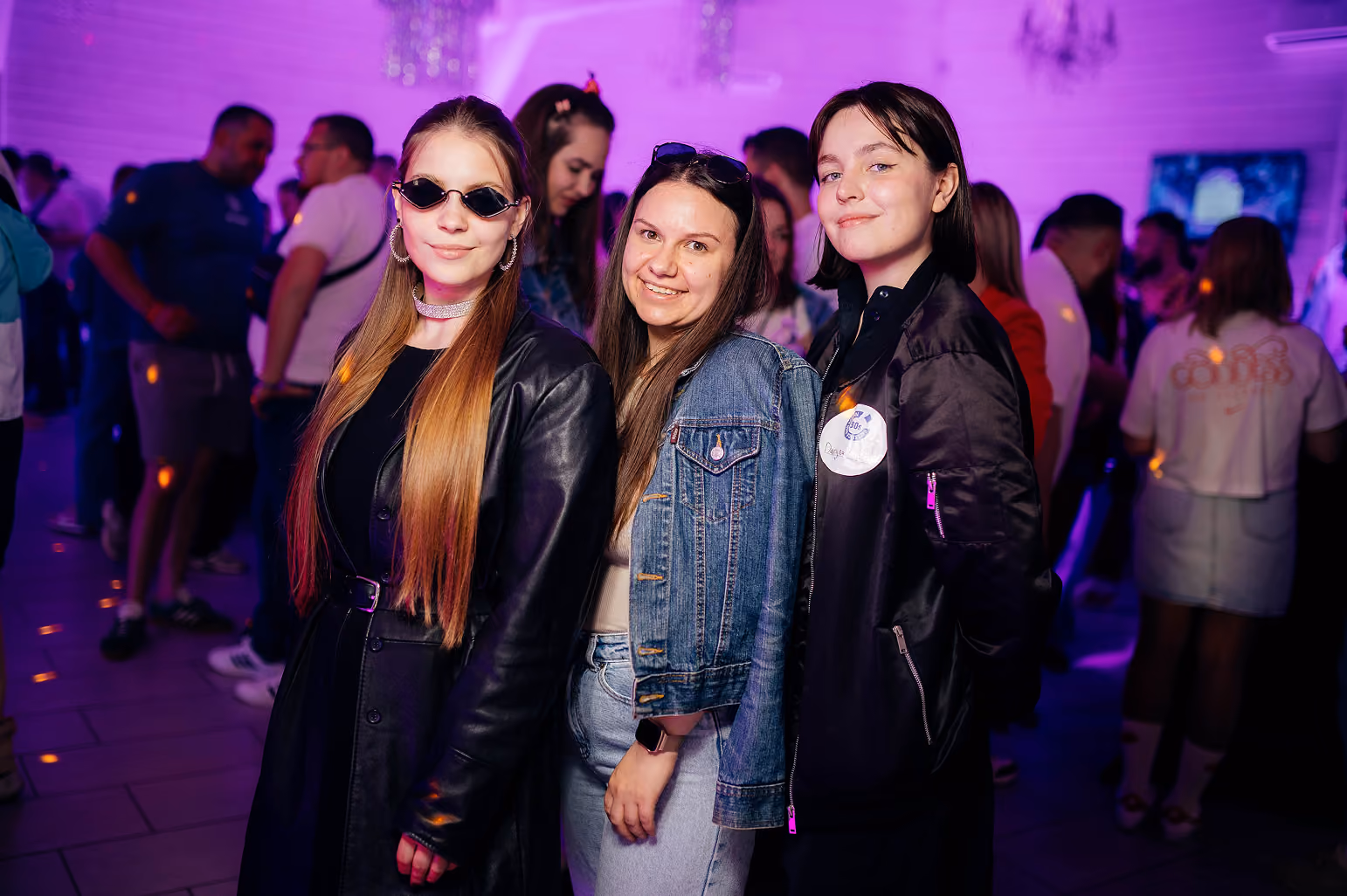 Учасниці GALAKTICA HIGH SCHOOL 90s на тематичній вечірці у стилі 90-х.