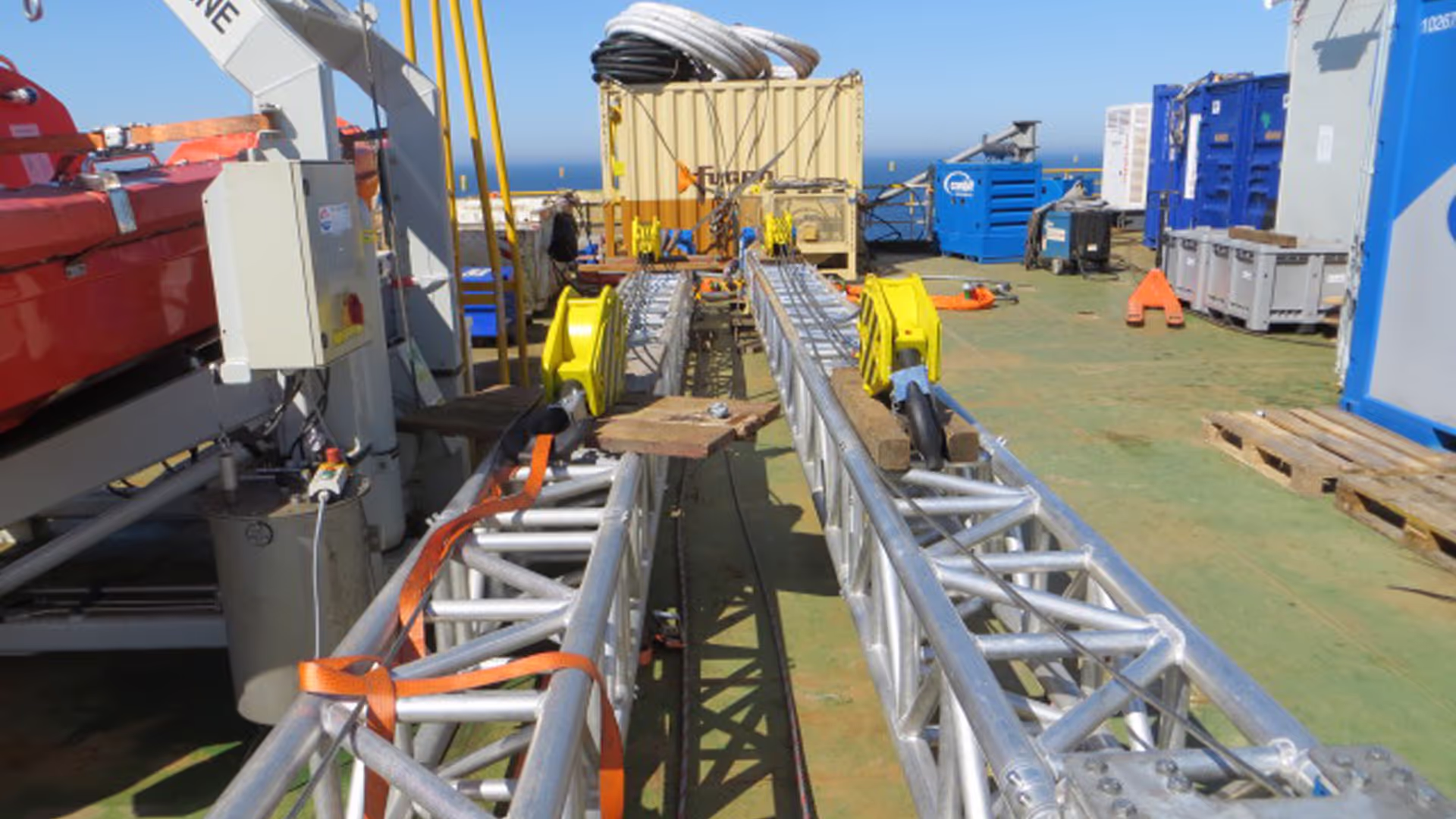 The lifting equipment is consist mainly out of aluminium parts 