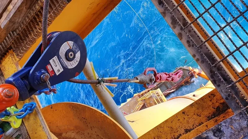 Below deck sheave just to perform the pull-in