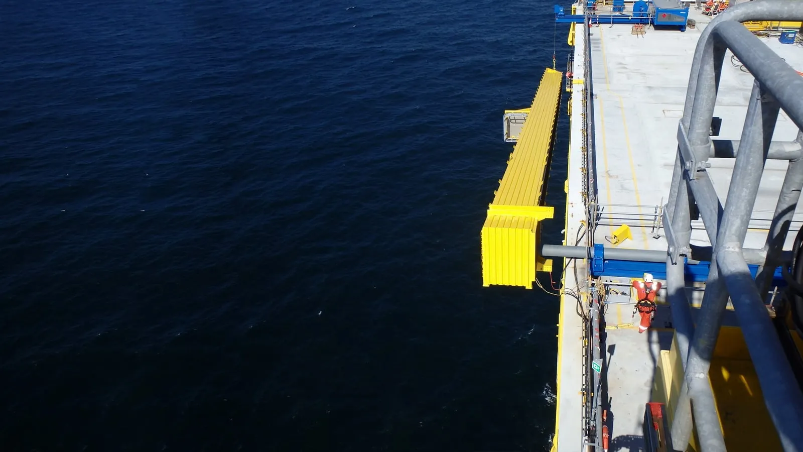 Getting the protection frame from a horizontal in a vertical position 