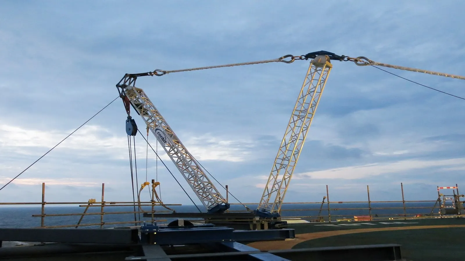SL500 Modular lifting crane used to lift 49-ton accommodation module