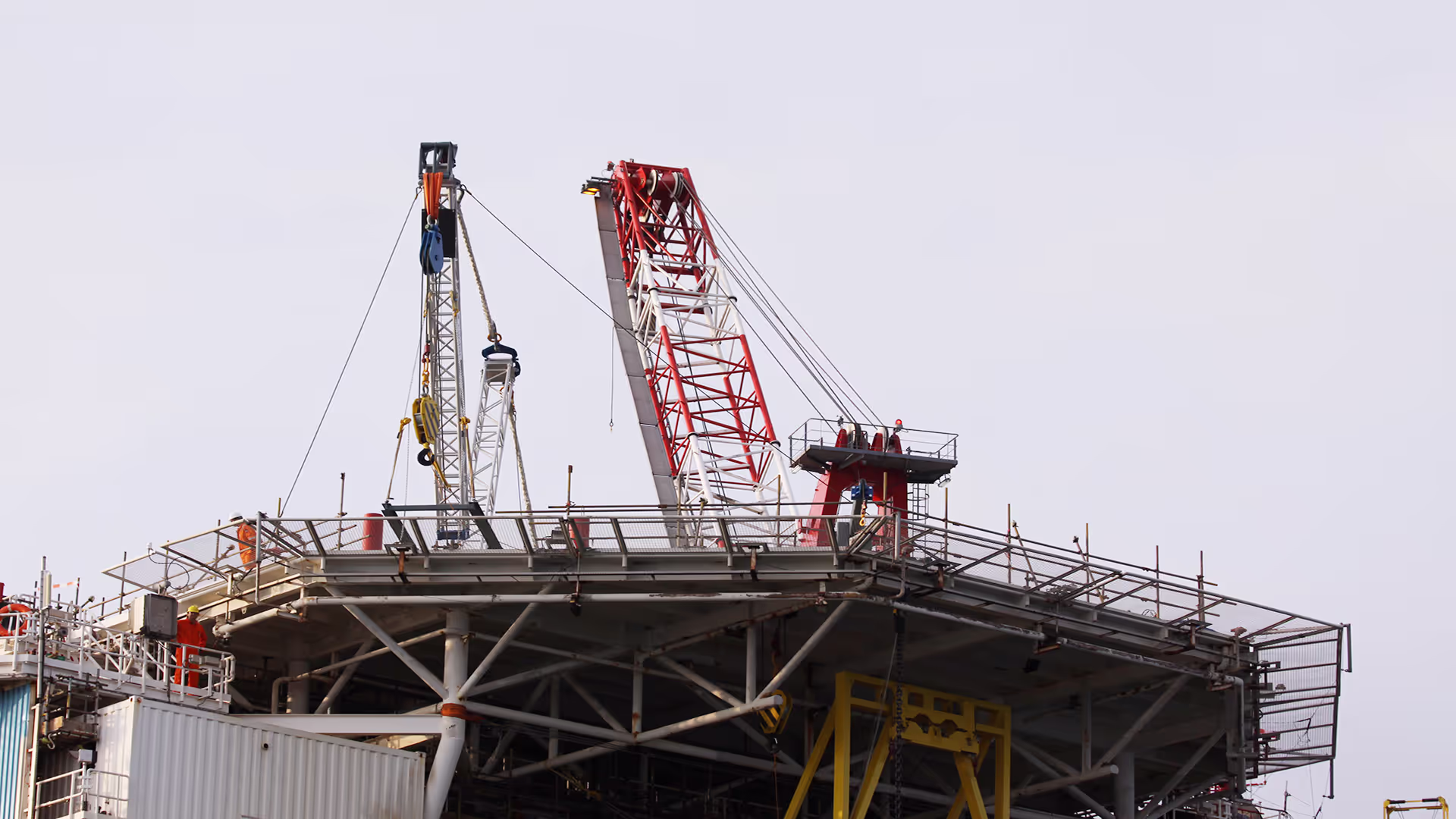 Modular lifting device on top of the helideck 